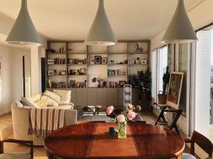 Beau salon avec bibliothèques garnies et table en bois lustré